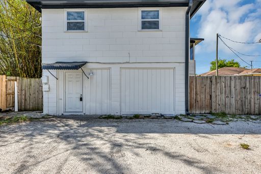 Bright & Updated 2BR Bottom Unit Duplex | White Kitchen & Stainless Appliances in Saint Petersburg – photo 1