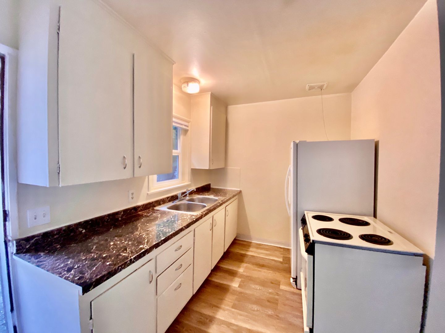 Lynnwood Apartment: 5004 190th St