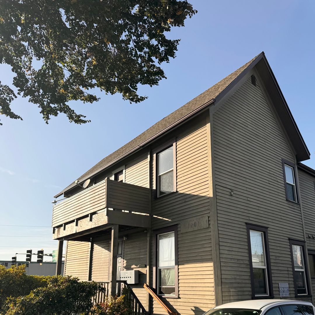 Everett Apartment: 1201 Everett Ave