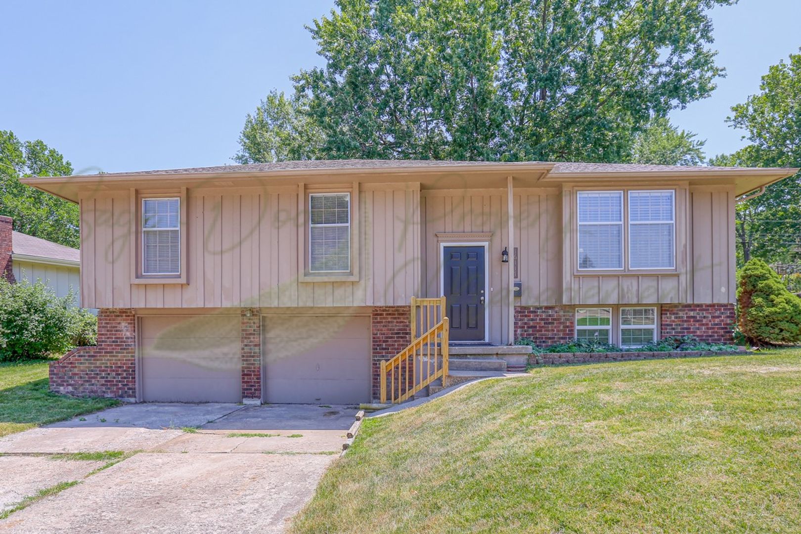 LOTS OF NATURAL SUNLIGHT!!!