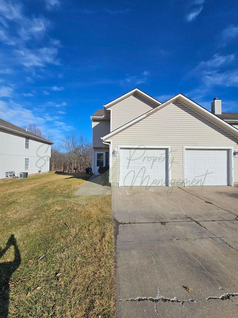 Oak Grove Apartment: 107 NE Sunshine Street