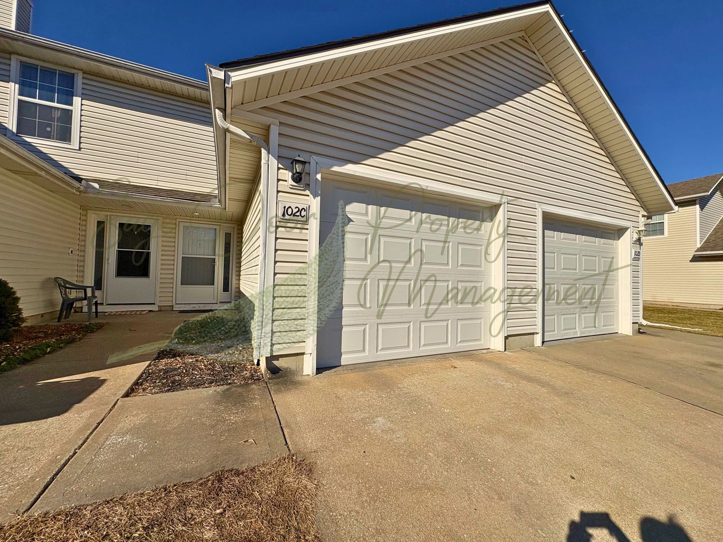 Oak Grove Townhome: 102 NE Sunshine St.