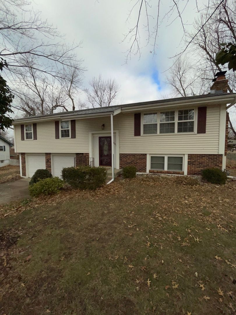 Lee's Summit House: 305 SW Ensley Lane