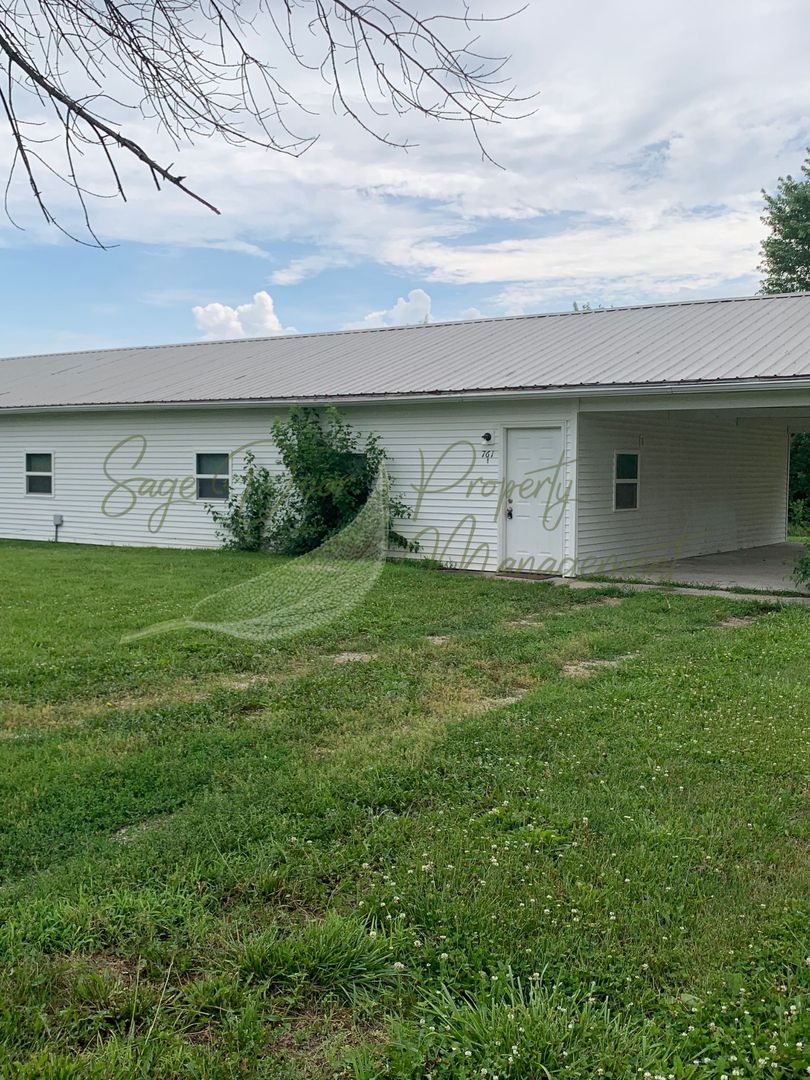 Warrensburg Apartment: 761 NE 101st Road
