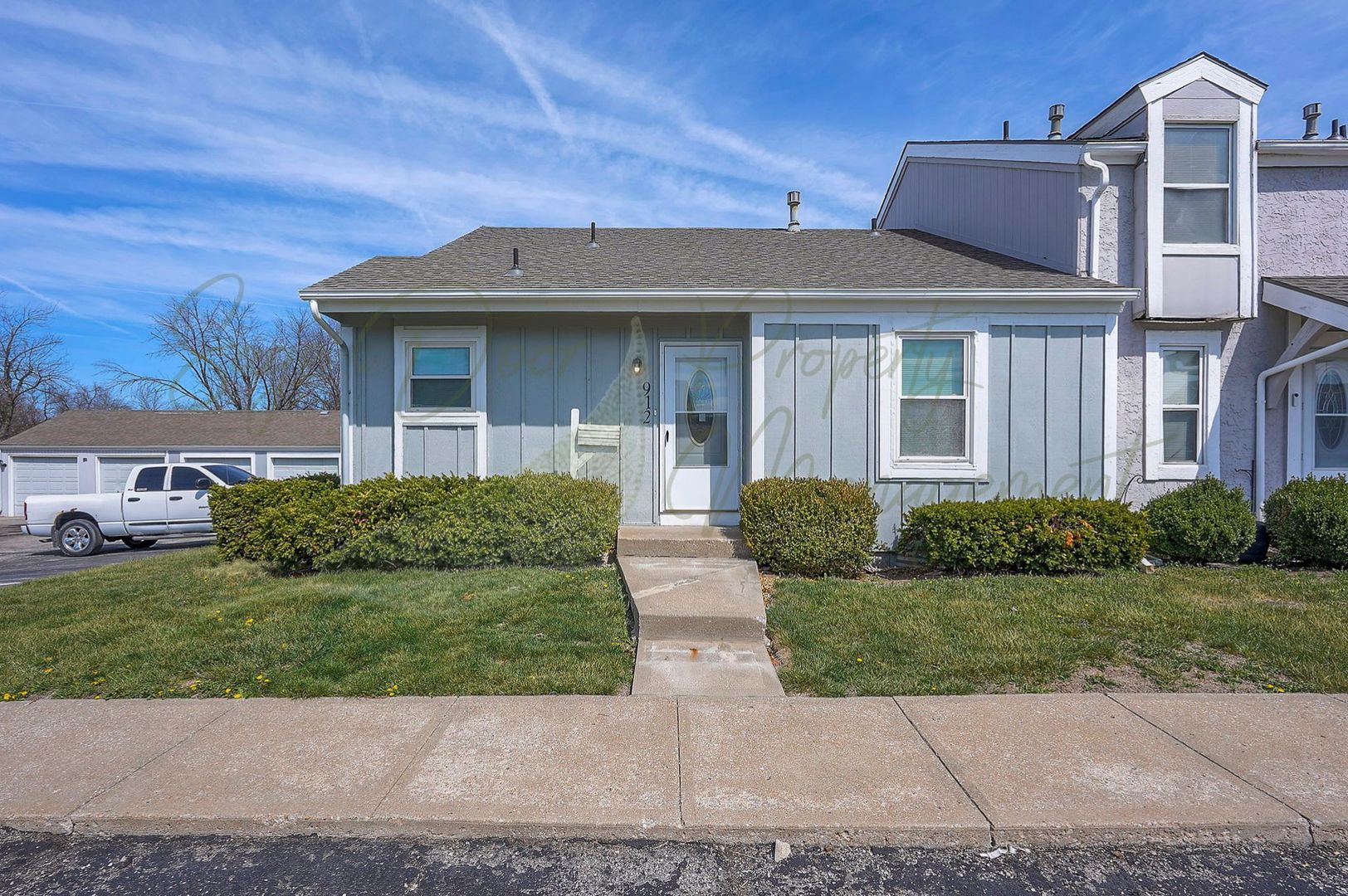 Lee's Summit Townhome: 912 SE Hampton Ct.