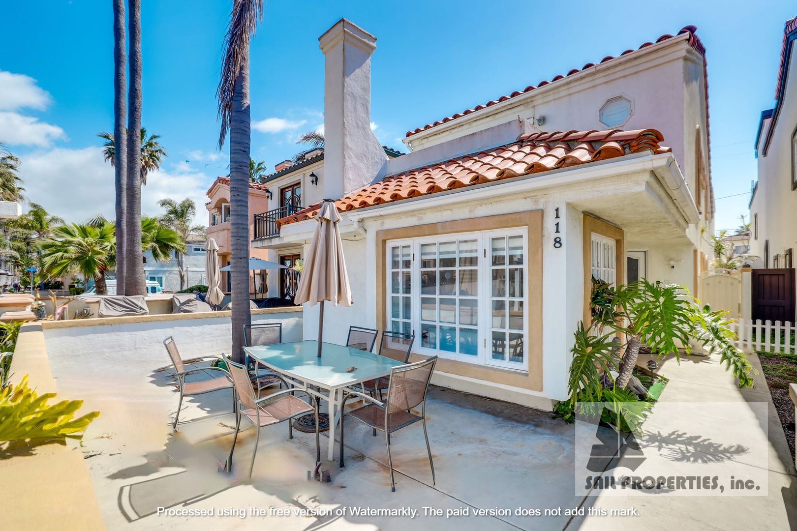 Huntington Beach House: 118 18th St