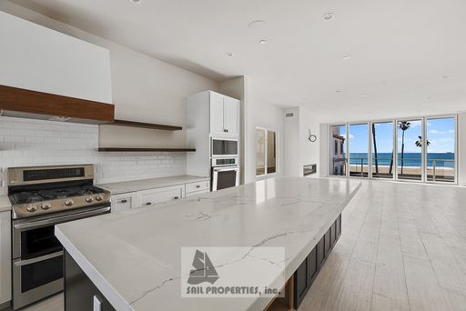 Discover a thoughtfully updated 2‑bedroom, 4‑bath duplex in Huntington Beach offering ocean views and a range of modern touches – photo 1