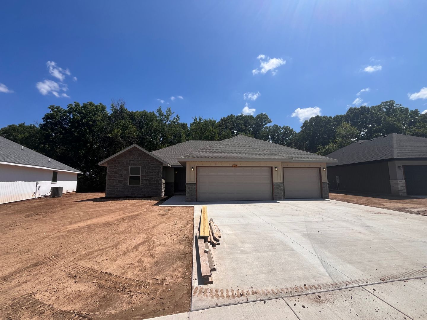 Nixa House: 664 W Brook Hollow Rd.