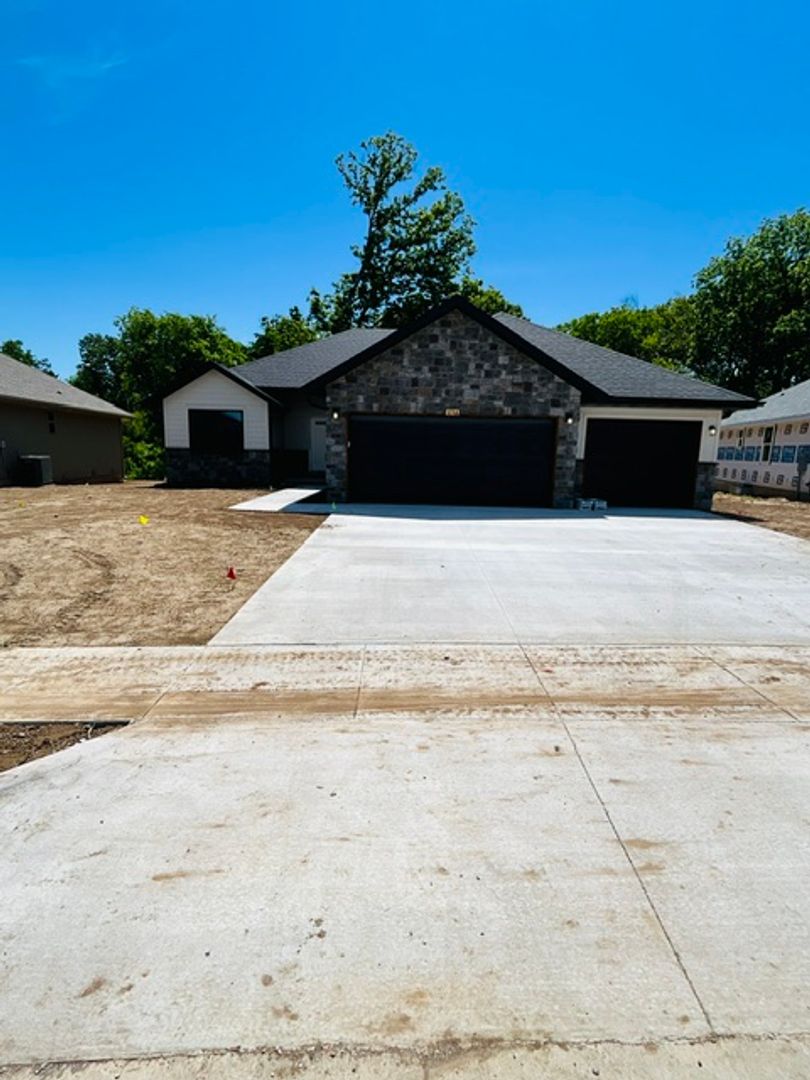 Nixa House: 656 W Brook Hollow Rd.