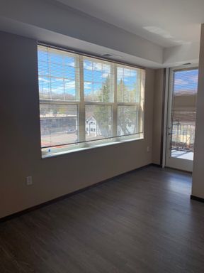 Spacious 2 bed 1 Bath Corner unit – photo 1