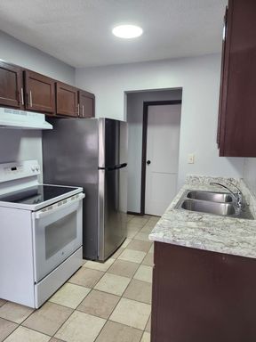 1542 Marion Street, G-12 – photo 1