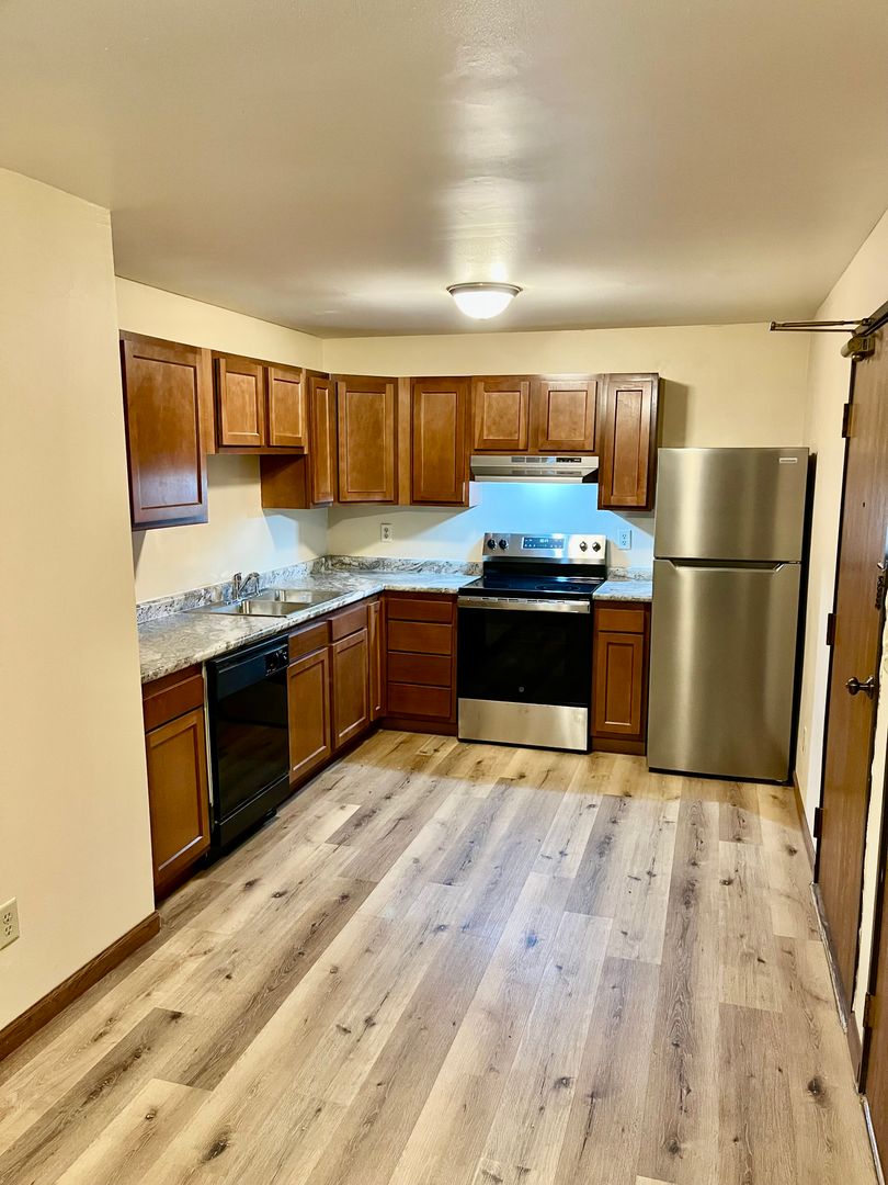 Seymour Apartment: 512 E Bronson Rd