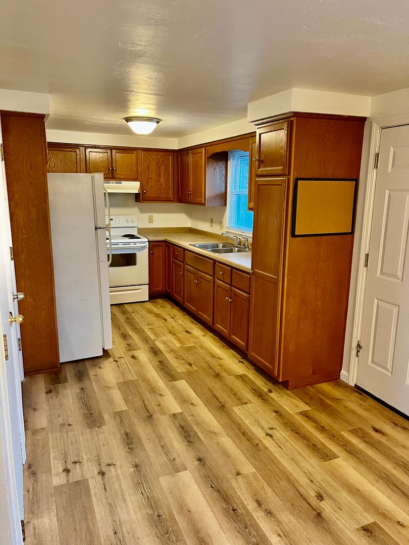 Green Bay Apartment: 1708-1712 Amy St