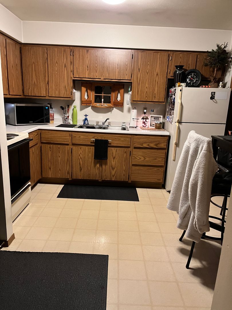 Seymour Apartment: 552 E Bronson Rd