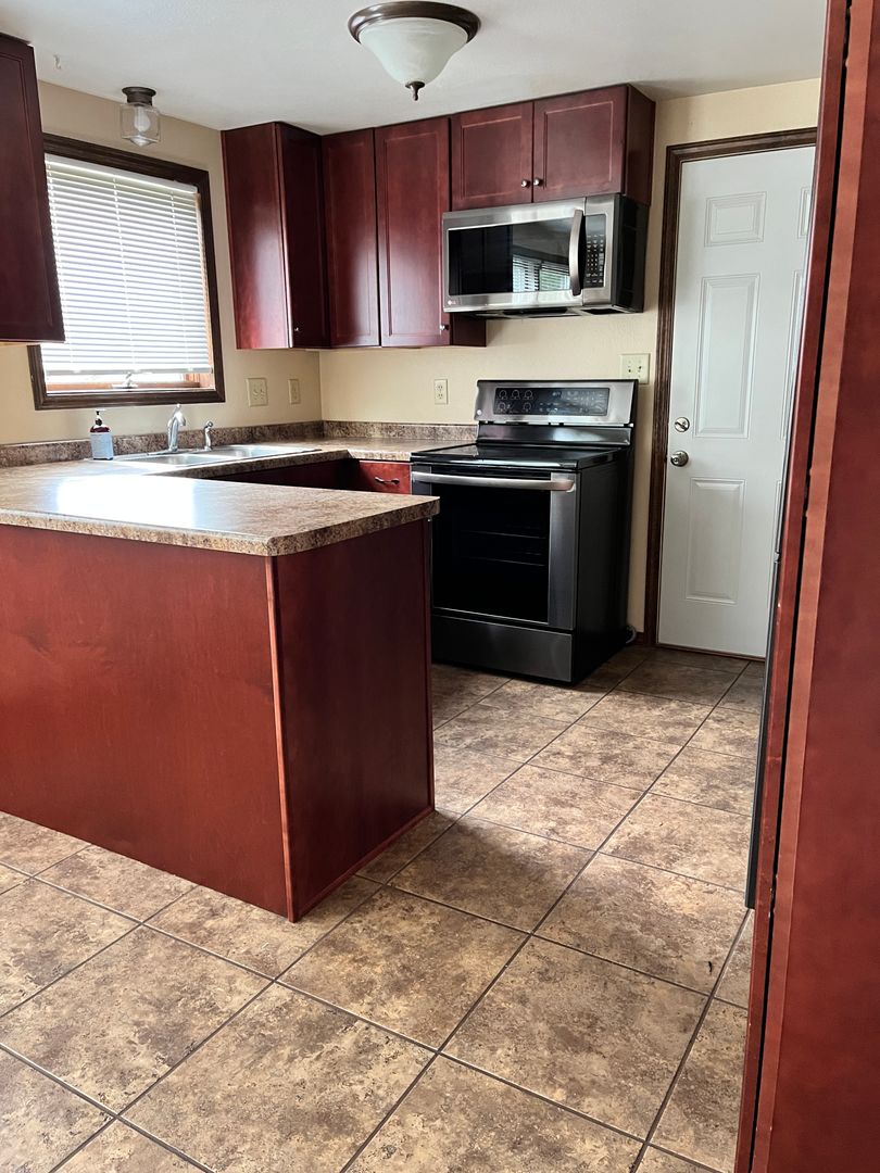 Green Bay Apartment: 2747-2749 Packerland Dr