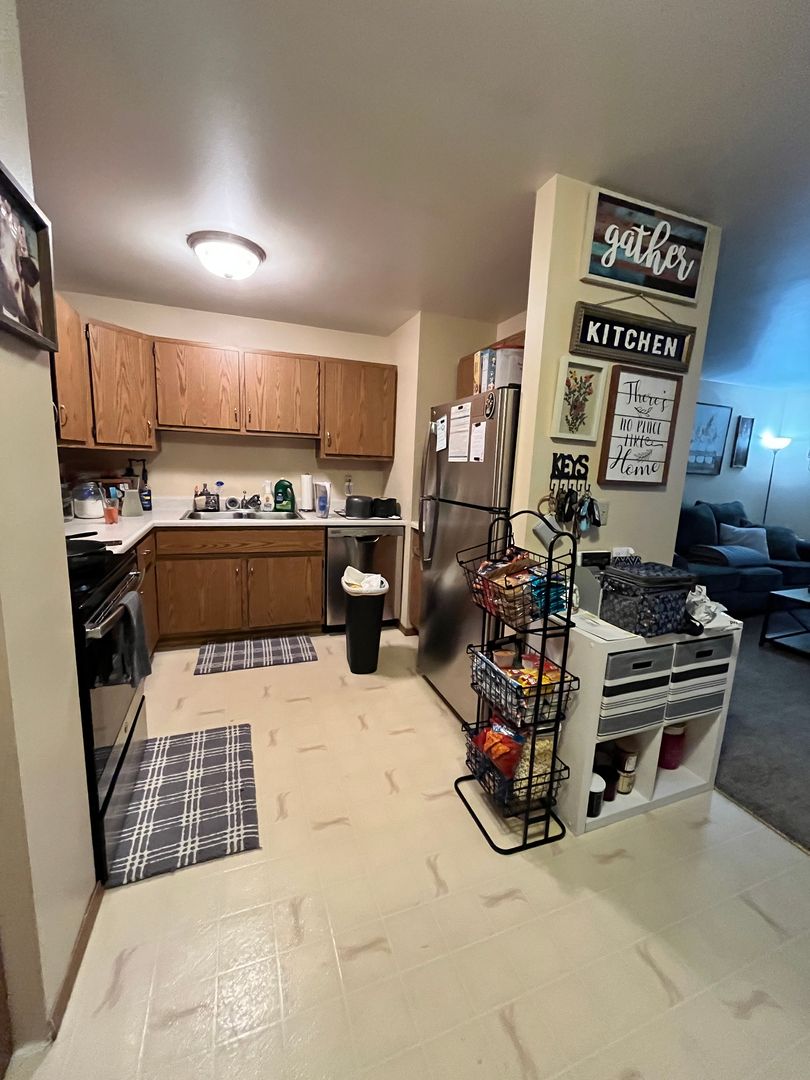 Seymour Apartment: 512 E Bronson Rd