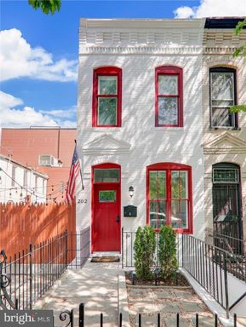 Washington Townhome: 202 F Street