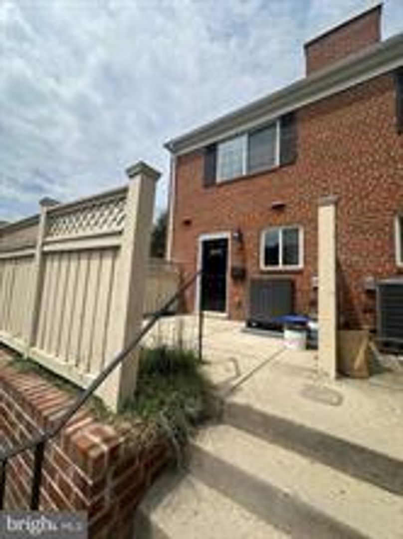 Alexandria Townhome: 1637 N Van Dorn Street
