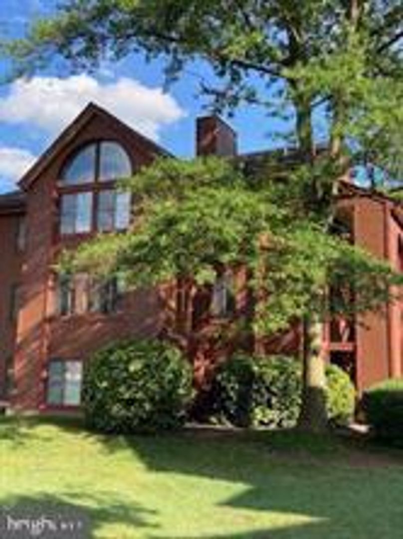 Falls Church Condo: 2822 Lee Oaks Place