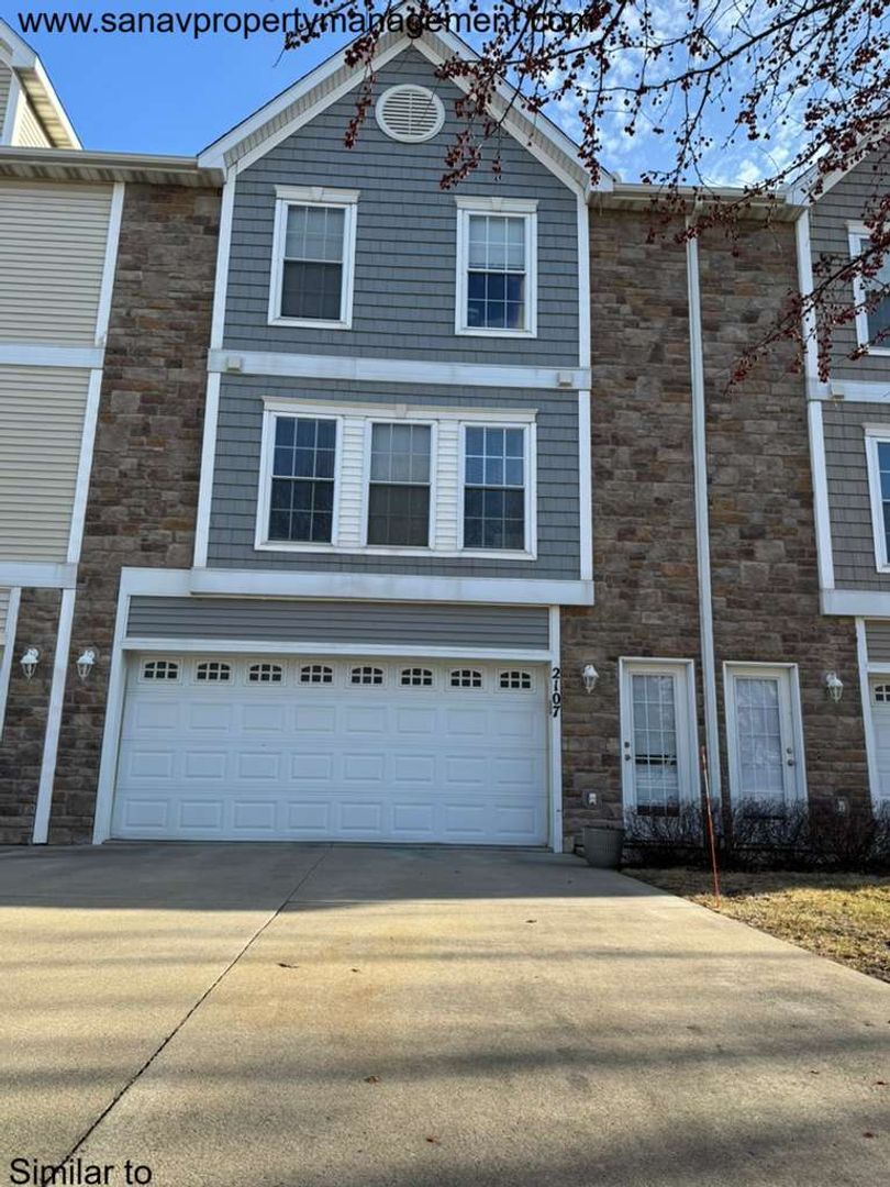 West Des Moines House: 8302 Westown Pkwy #2107