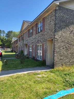 Renovated 2 bedroom townhouse in Summerville – photo 1