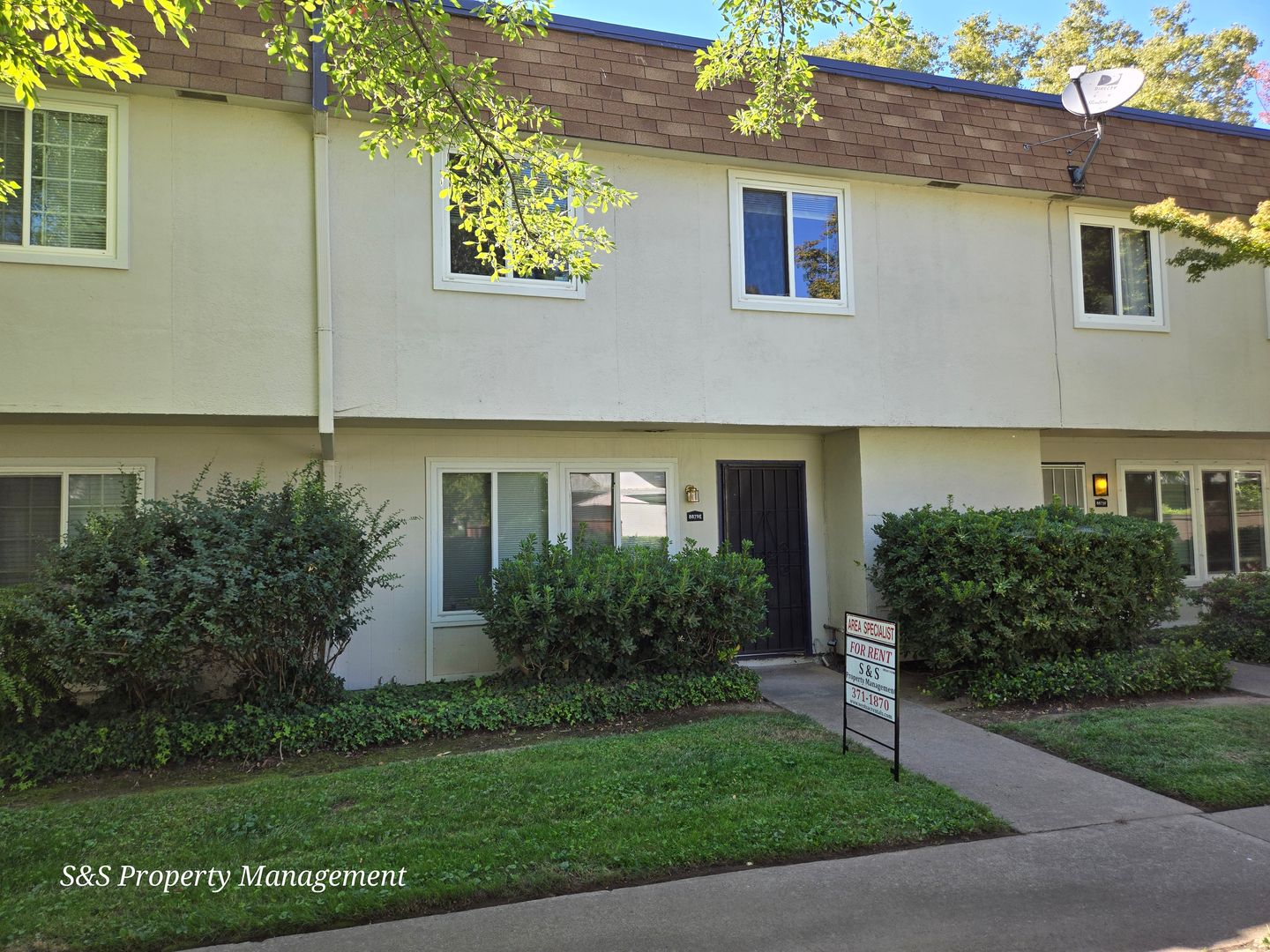 Sacramento Townhome: 8879 Salmon Falls Dr. #E