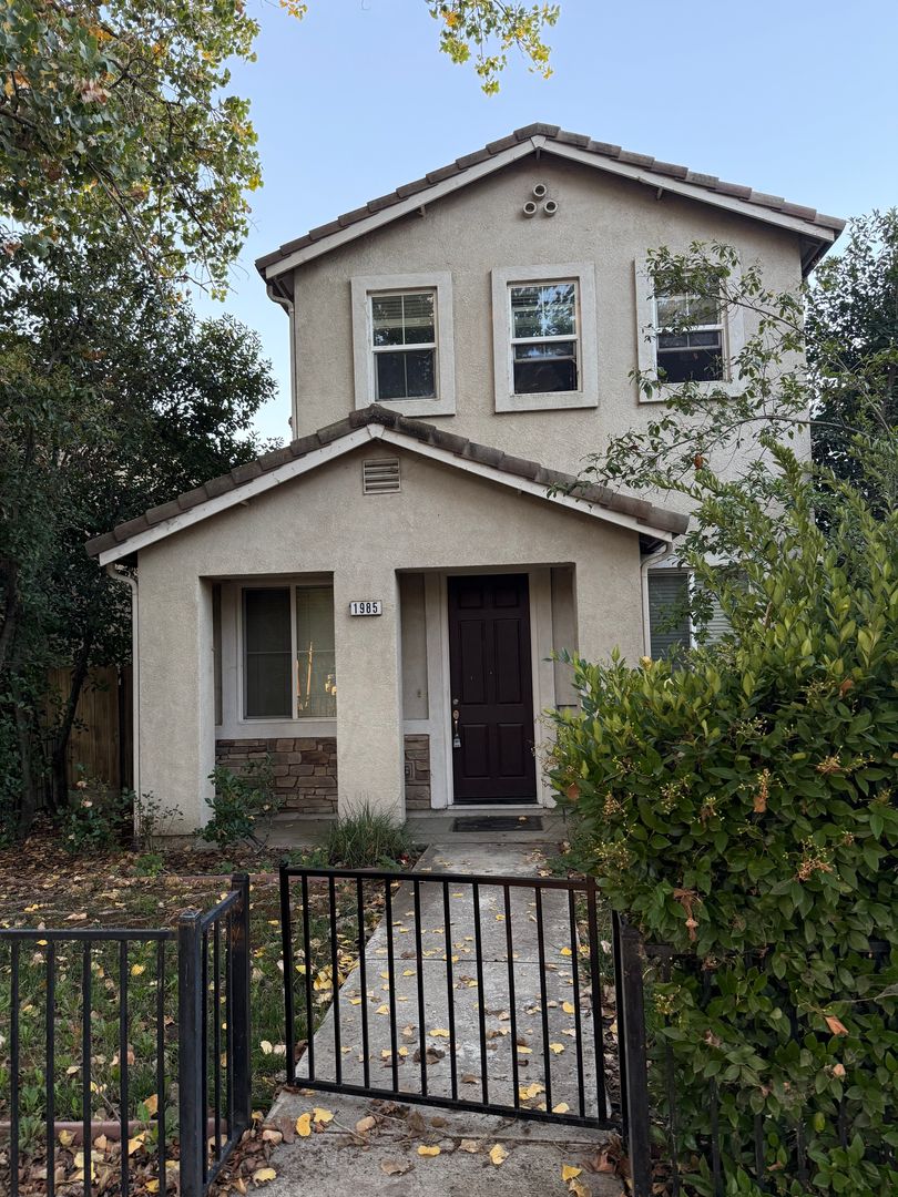 West Sacramento House: 1985 Linden Road