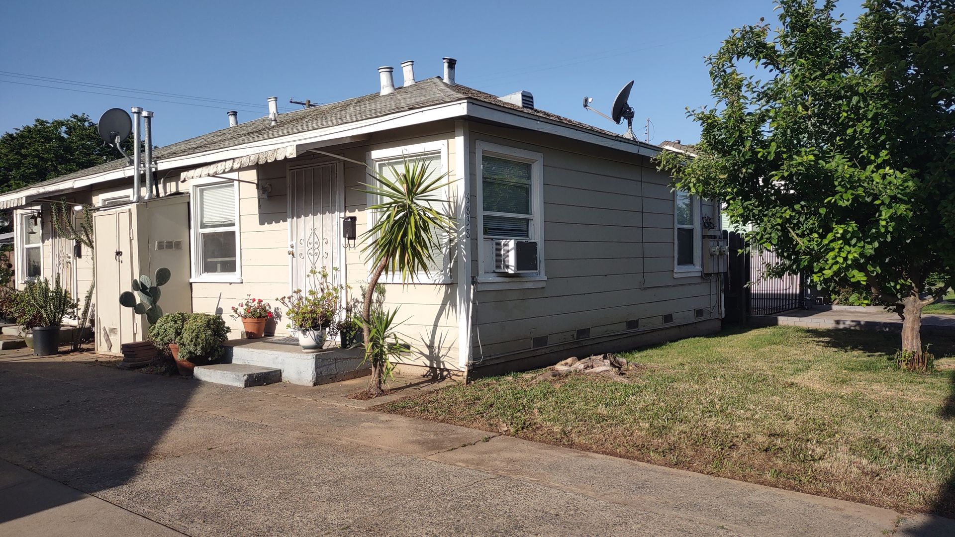 Sacramento House: 6838 18th Ave. #A