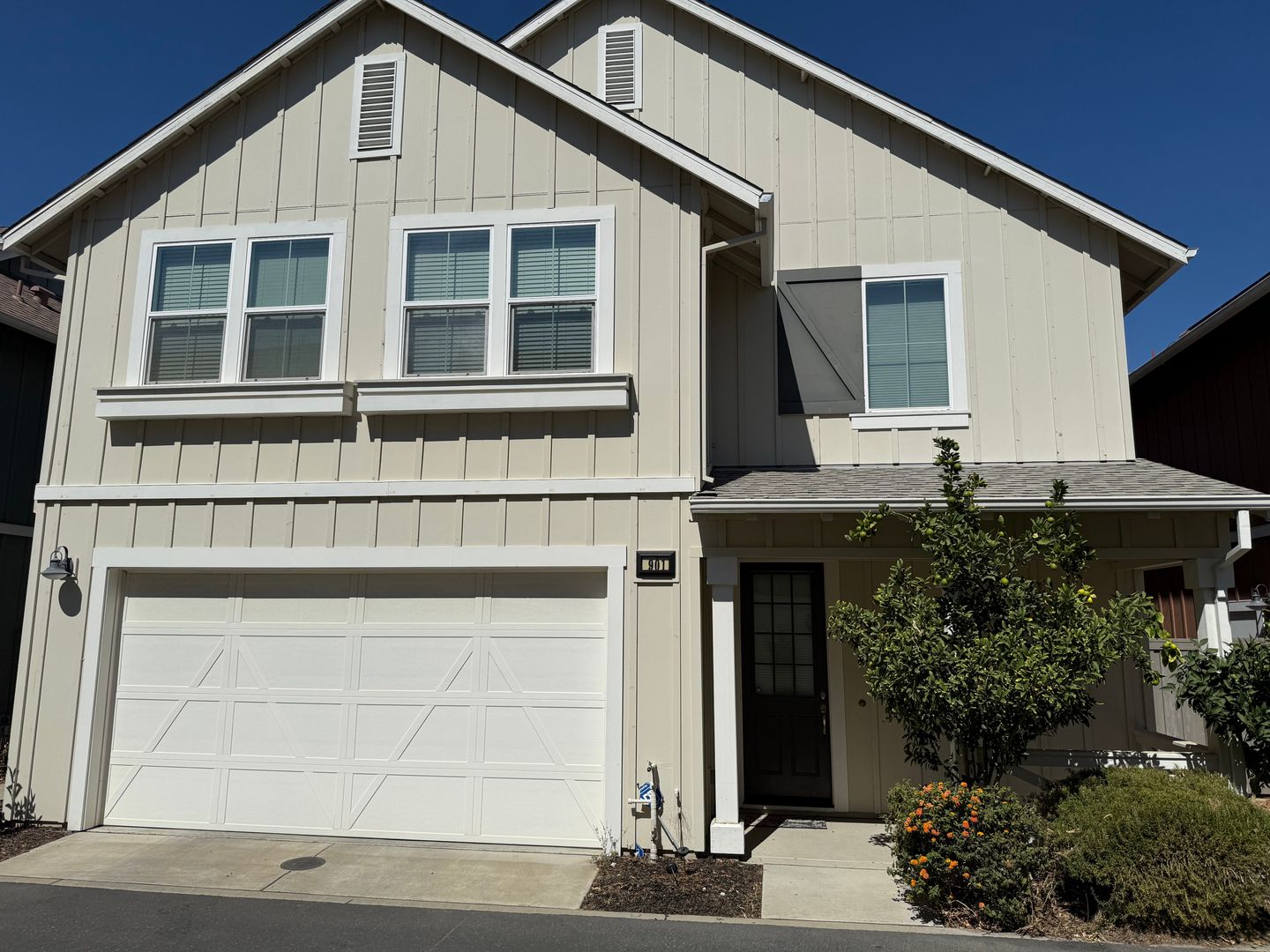 Davis House: 901 Persimmon Terrace