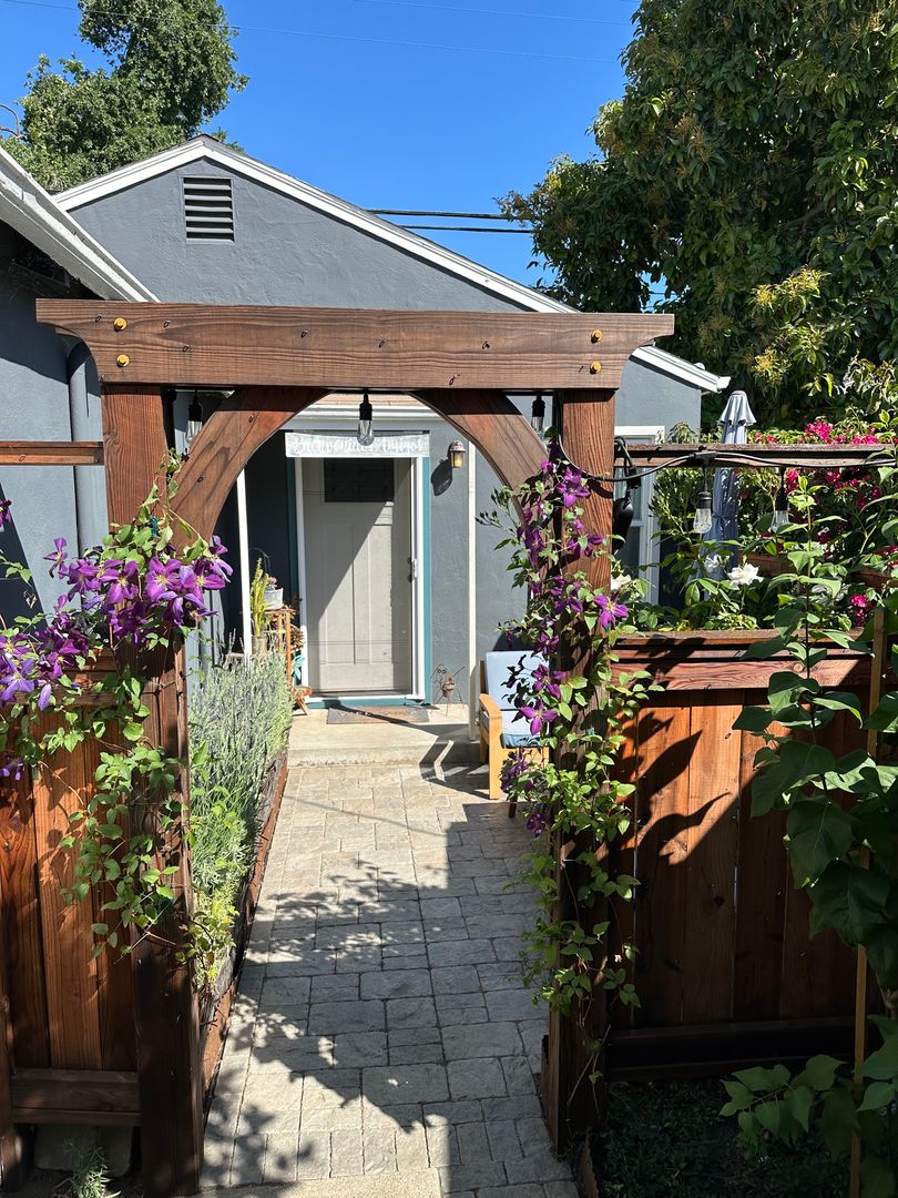 West sacramento House: 1163 1/2 Park Blvd