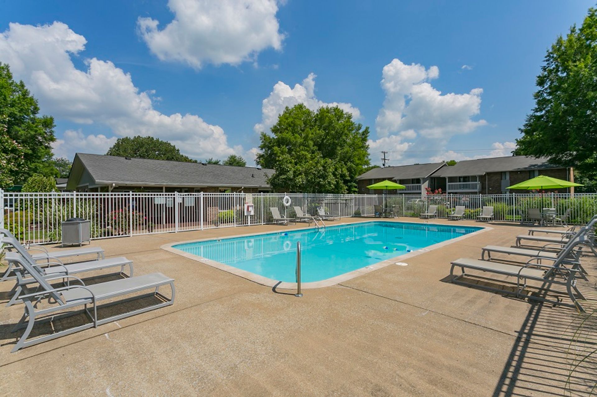 Franklin Apartment: 813 Del Rio Pike