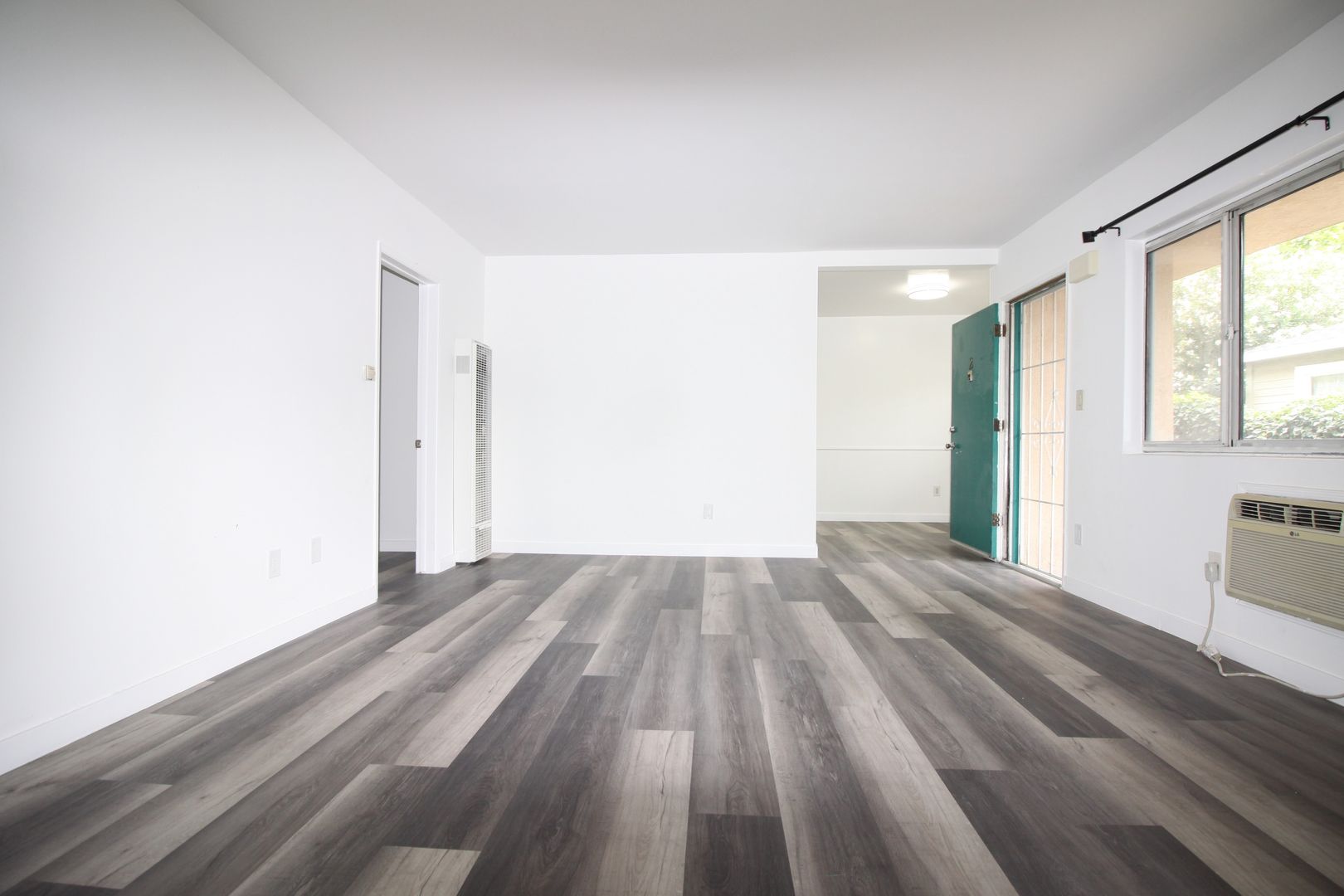 Van Nuys Apartment: 14629 Gilmore St.