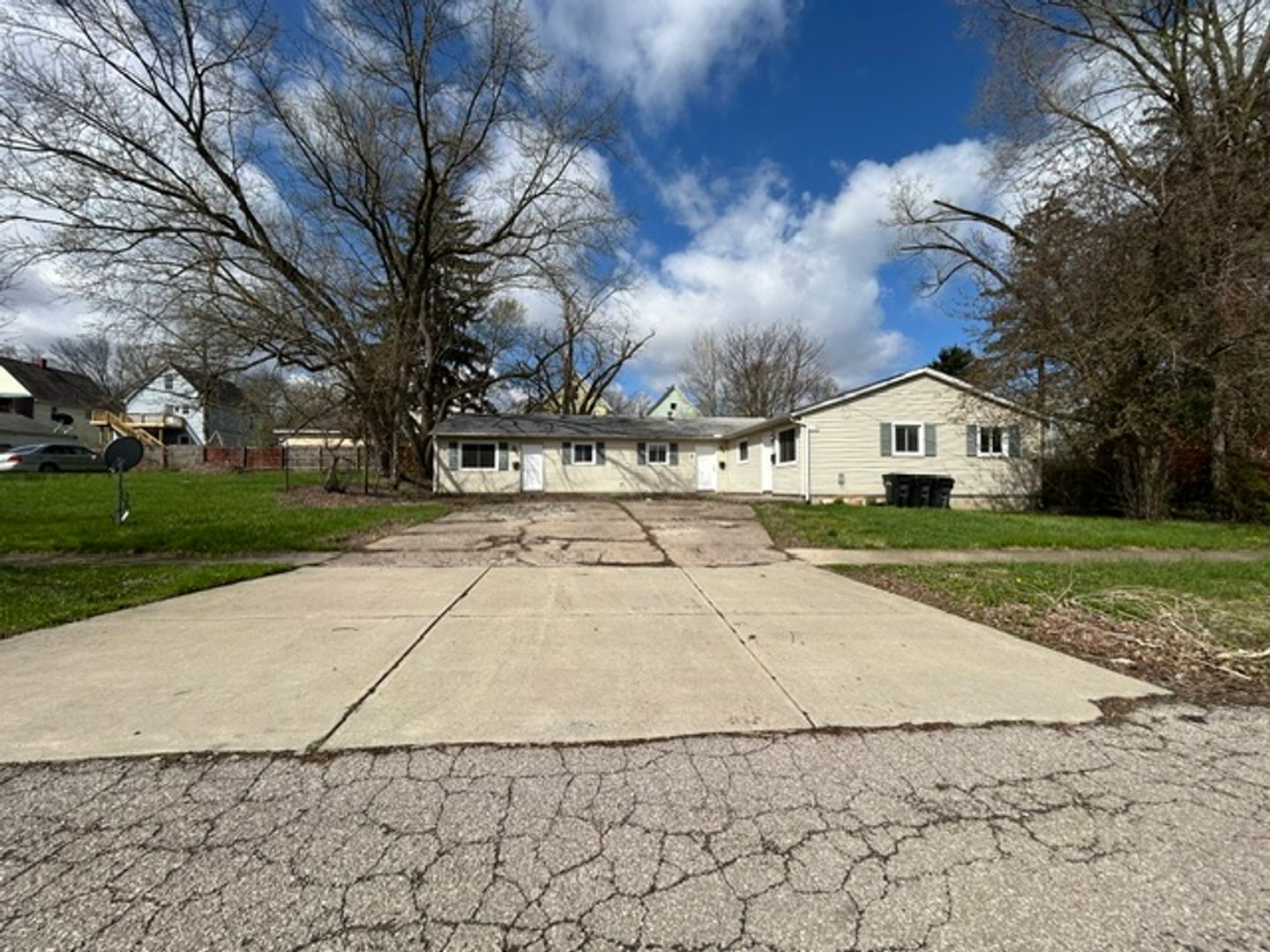 Elyria Apartment: 138 Mendel Court