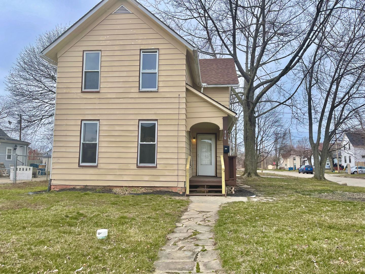 Lorain Apartment: 410 14th St