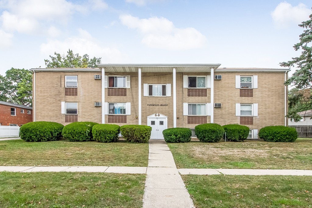 Lorain Apartment: 920 Kingsway Drive