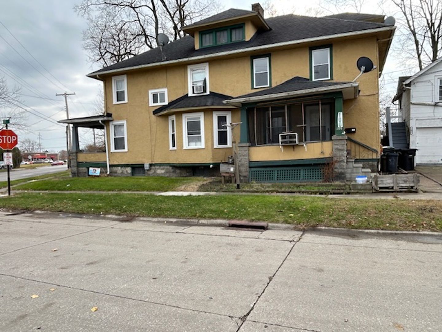 Elyria Apartment: 518 Lake Ave