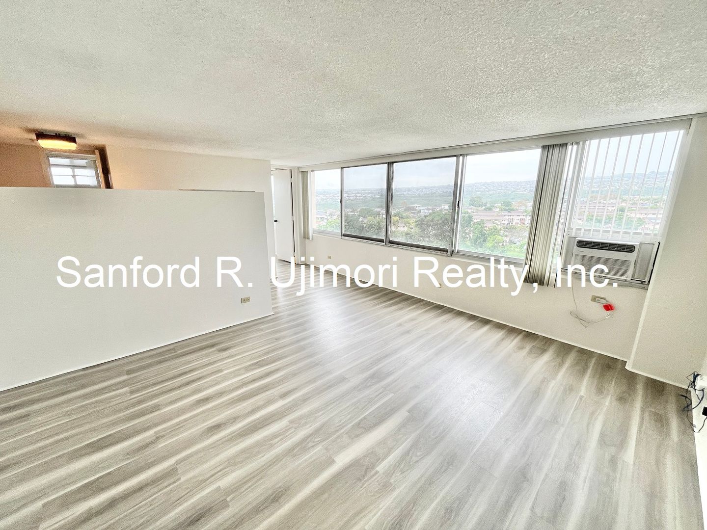 Aiea Apartment: 98-288 Kaonohi Street #1007