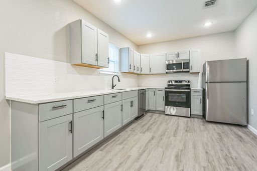 Conveniently located 2 bd. and 1 bth. remodeled apartment home with classic Texas Midcentury Modern – photo 1