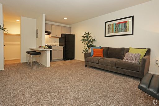 Just Renovated Studio Apartment Available! – photo 1