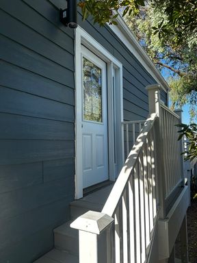 Freshly Renovated Studio Apartment w/ Utilities Included! – photo 1
