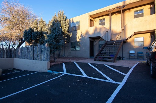 Studio Apartment Available Now! – photo 1