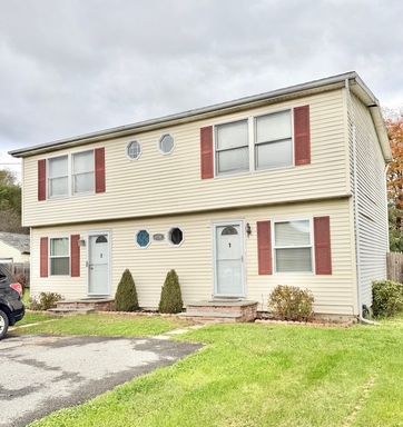 2 Bedroom 1 1/2 bath Duplex Apartment in a quiet Kingston neighborhood – photo 1