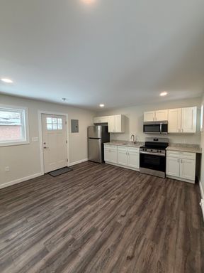 FREE 1 MONTH RENT!! Beautifully remodeled and completed 1 bedroom apartment