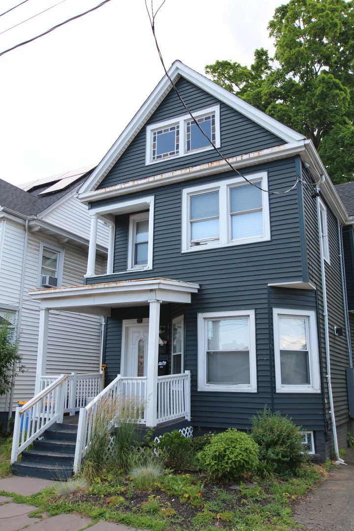 Kingston Apartment: 17 O'Neil St