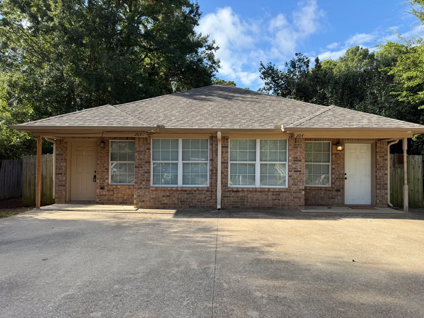 Longview Apartment: 204 West Sycamore Lane
