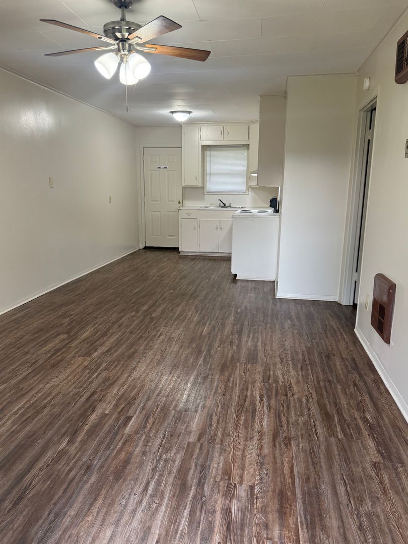 Longview Apartment: 1501 Silver Falls Road