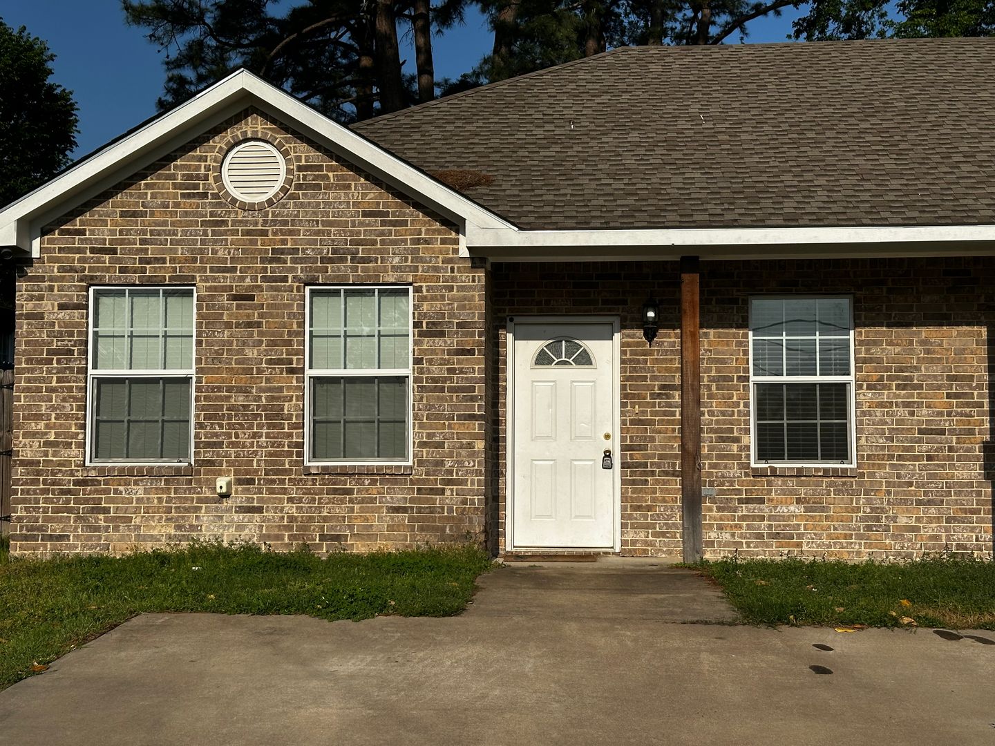 Tyler House: 225 South Fenton Avenue