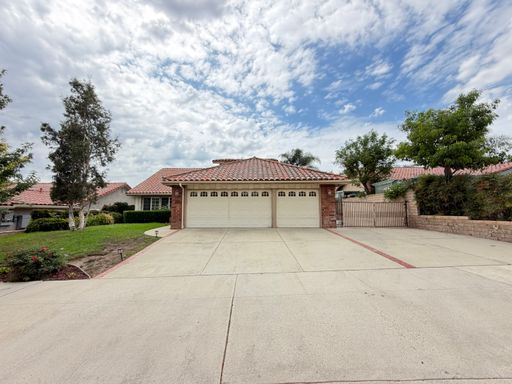 Large 5 bedroom, 2.5 bath home with RV parking – photo 1