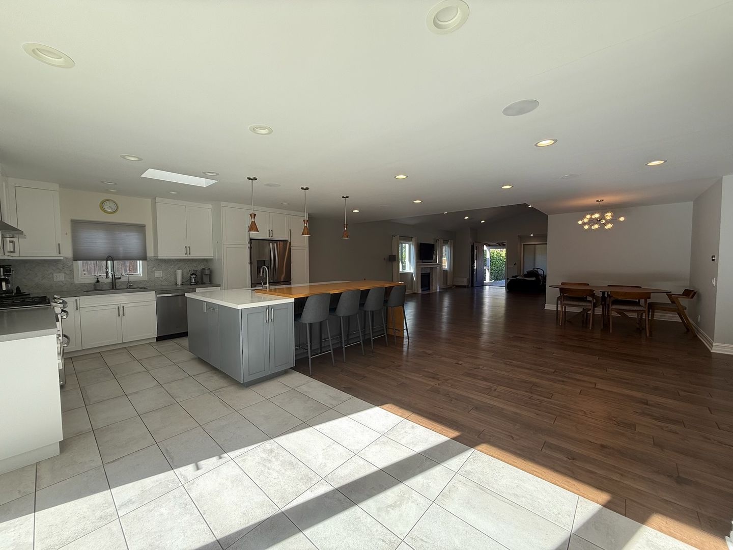 Woodland Hills House: 23400 Collins Street