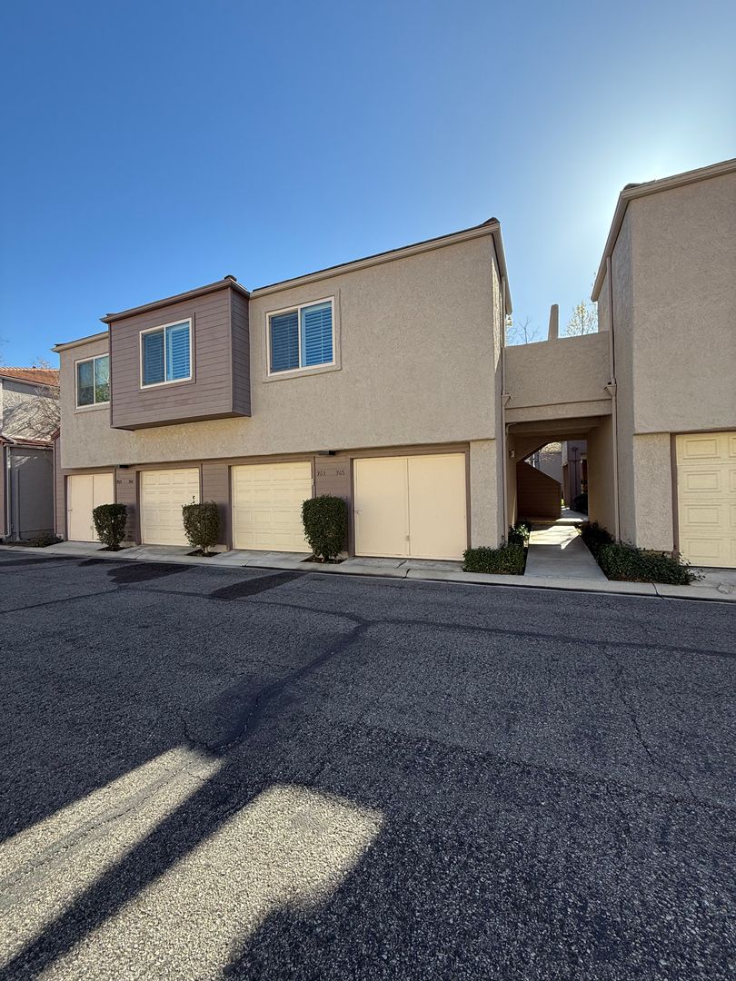 Westlake Village House: 765 Via Colinas